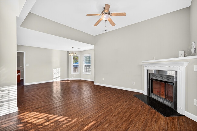 Foto del edificio - 107 Riverbirch Pl