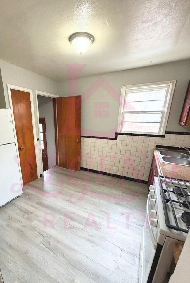 Foto del edificio - 2 bedroom 1 bathroom home with beautiful hardwood floors!
