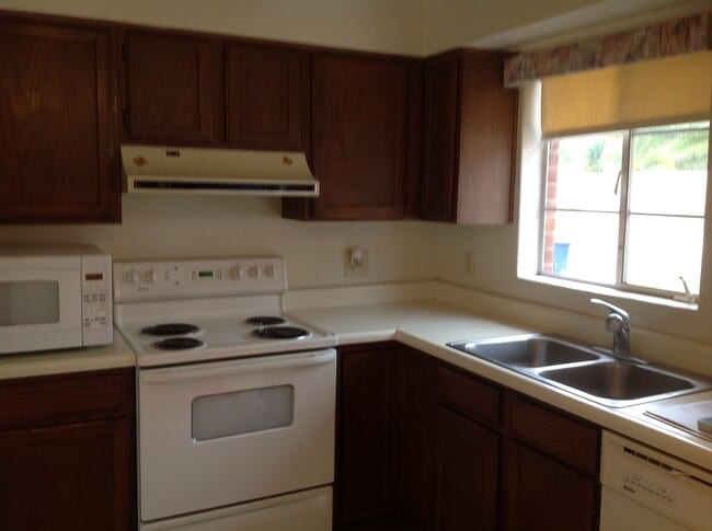 Building Photo - Charming Townhome near UA