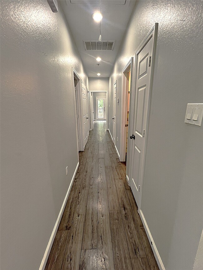 Foto del edificio - 5779 Belarbor St