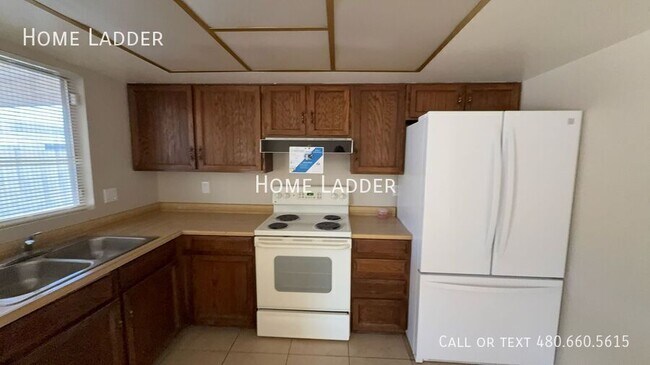Foto del edificio - 3213 E Hartford Ave