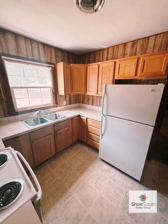 Building Photo - Updated 3 bed 1 bath house