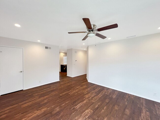 Foto del edificio - Charming 3B/2BA Home in Bay Terraces W/ W/D, A/C, Fireplace, Covered Patio, and Large Backyard!