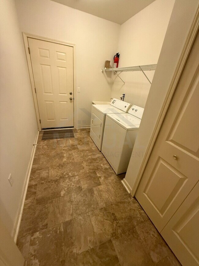 Building Photo - 47576 Pembroke Dr