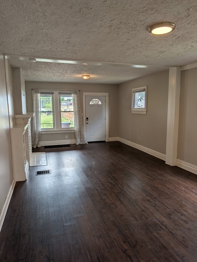 Sala de estar desde el pasillo de la cocina - 816 Wager St