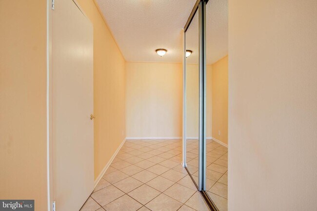 Building Photo - 5901 Mt Eagle Dr