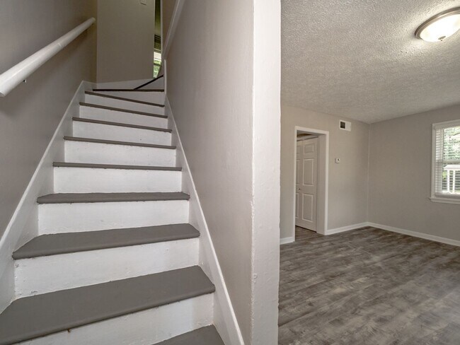 Foto del edificio - WELCOME TO THIS NEWLY RENOVATED 3-BEDROOM DUPLEX UNIT IN A STELLAR LOCATION!