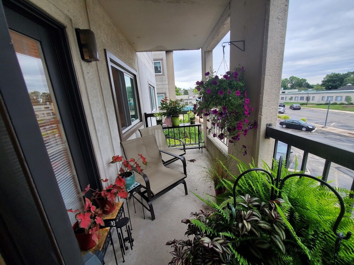 Atrium Patio - Pleasantwood Apartments & Townhomes