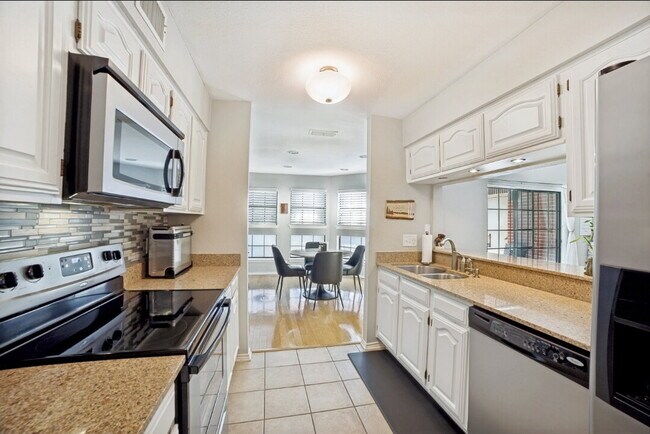 Foto del edificio - Stylish 3-Bed, 2.5-Bath Townhome with Fireplace & Move-In Ready Upgrades
