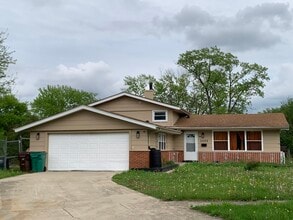 Building Photo - 3203 Oak Ct