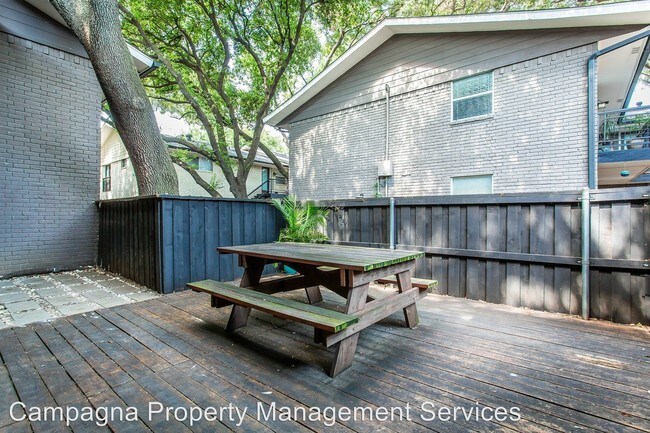 Building Photo - 10203 Regal Oaks Dr