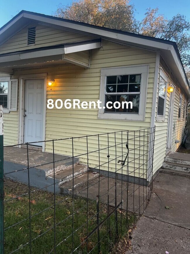 Building Photo - 2710 E 3rd St