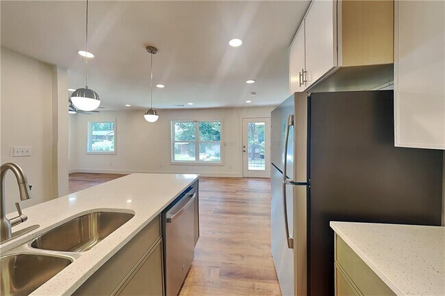 Foto del edificio - 360 Simpson Terrace NW