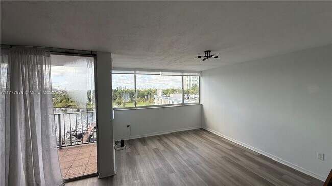Foto del edificio - 1700 NW N River Dr