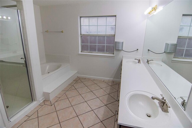 Building Photo - 12705 Hunters Chase Dr