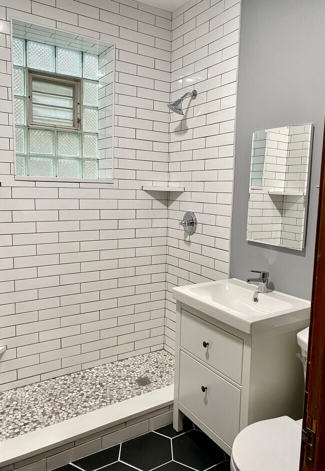 full bath first floor - 3244 N Monticello Ave