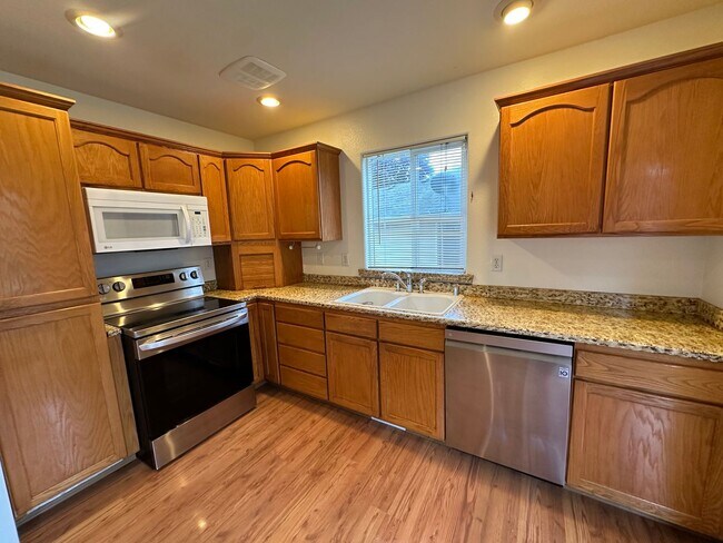 Foto del edificio - 4 Bedroom 2.5 Bath Home in Quiet Neighborh...