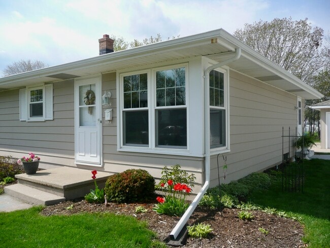 Building Photo - 1832 E Silvercrest Dr