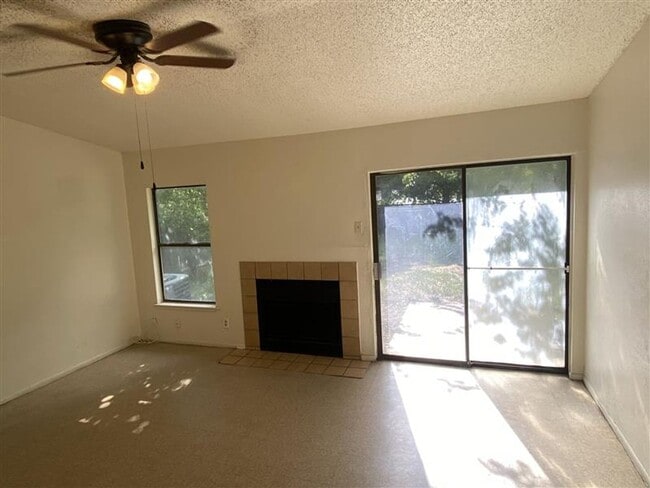 Building Photo - Cute 2/2 duplex with a garage