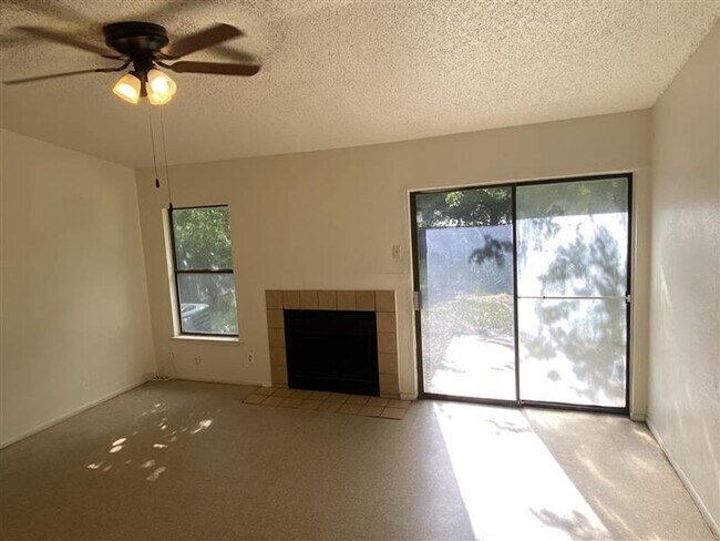 Foto del edificio - Cute 2/2 duplex with a garage