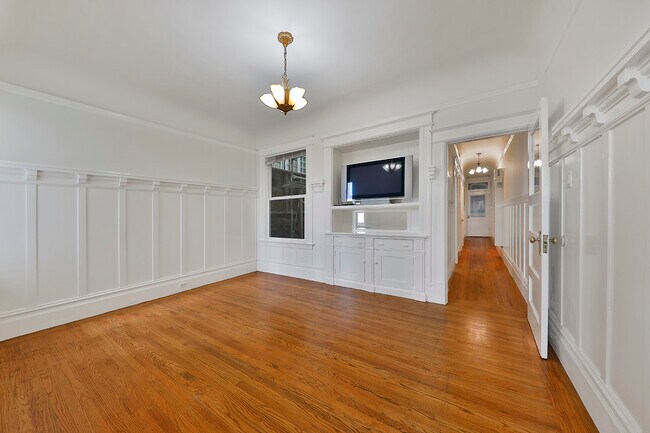Livingroom - 714 Bay St
