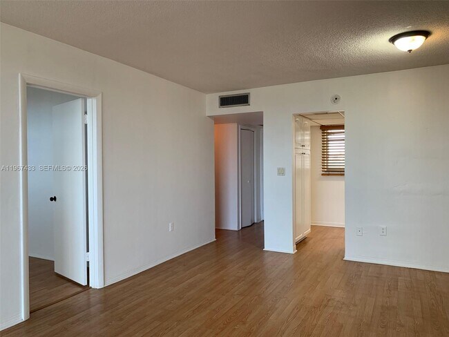 Building Photo - 2859 Leonard Dr