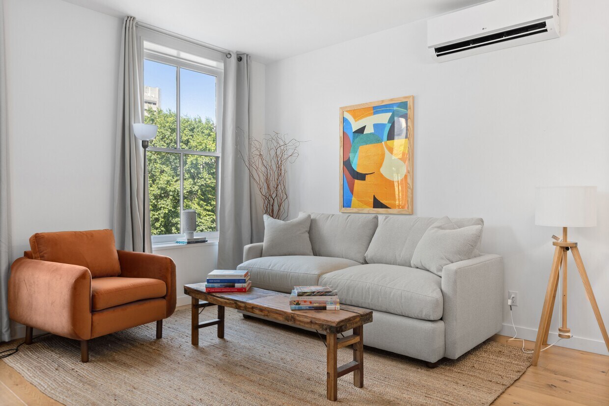 Foto principal - 236 E 15th St