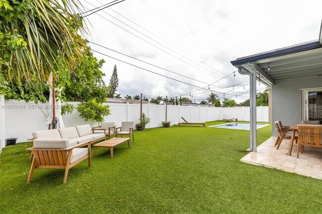 Building Photo - Southwest 2nd Street, Pembroke Pines, FL 33023 - 3 BR 2 BA house