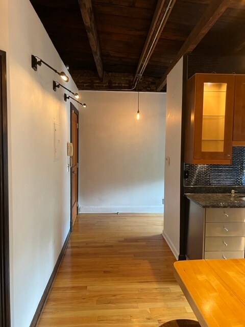 Building Photo - 858 Bay St