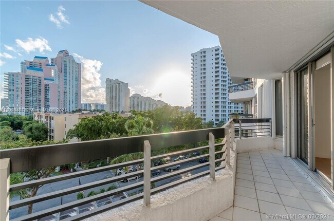 Foto del edificio - 3400 NE 192 St