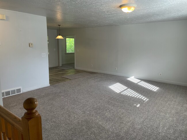 Building Photo - 4045 Hillcrest Cir
