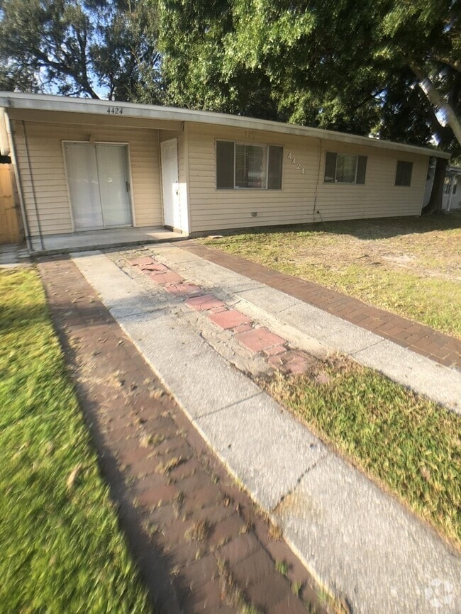 Building Photo - 4424 W Oklahoma Ave