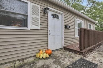 Building Photo - 455 Lakeview Dr