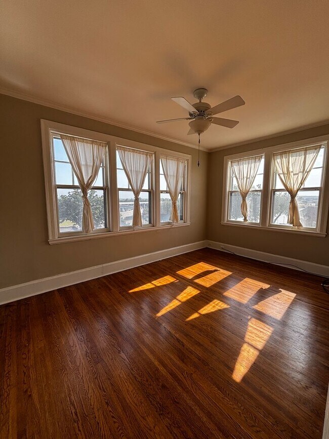 Foto del edificio - Immaculate 2/1.5/1 Condo off of Riverside Dr with a perfect river view from the top floor!
