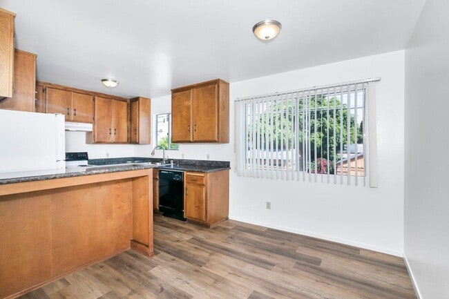 Building Photo - SPACIOUS 2BD/1.5BA TOP FLOOR UNIT IN THE H...