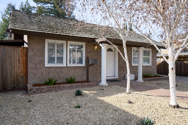 Building Photo - 781 Elm St