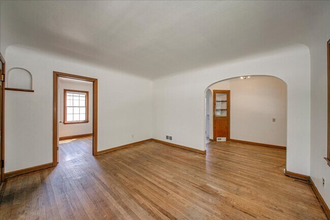 Building Photo - Adorable North End Cottage