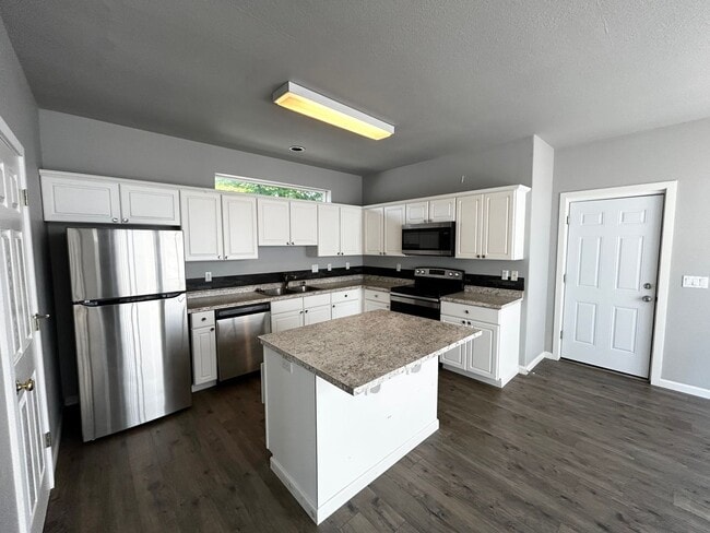 Building Photo - 3 Bedroom Beaverton Home with A/C!