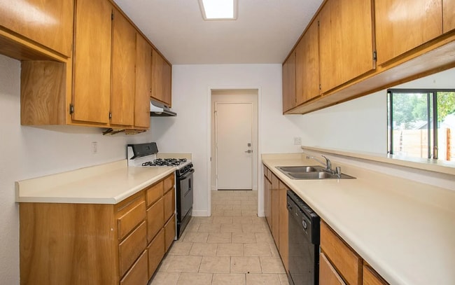 Building Photo - Adorable 4 bed/3 bath home in north Davis.