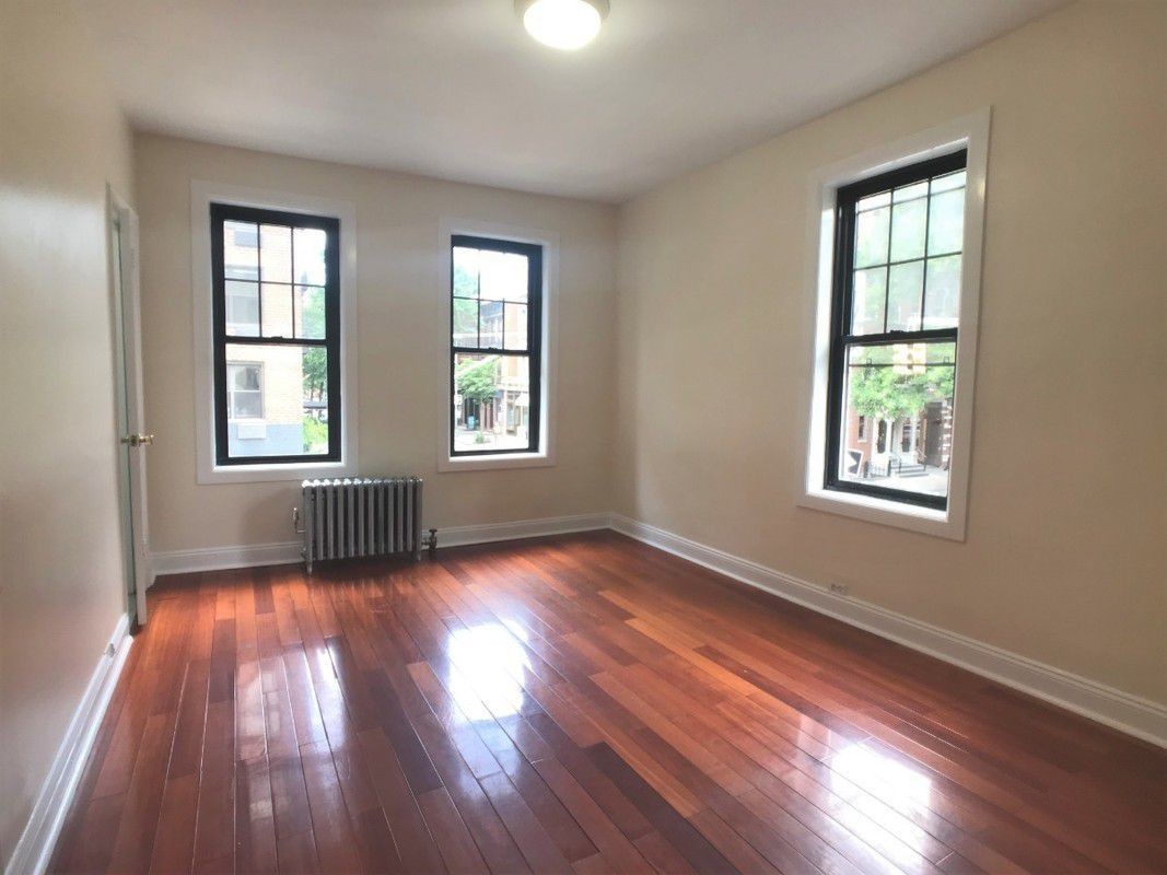 Primary Photo - 218 W 10th St