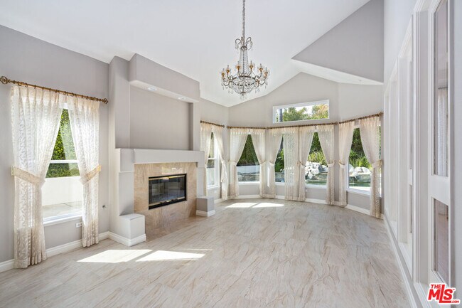 Foto del edificio - 5683 Hazelcrest Cir