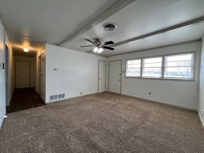 Foto del edificio - Welcome to this charming 3-bedroom, 1.5-ba...
