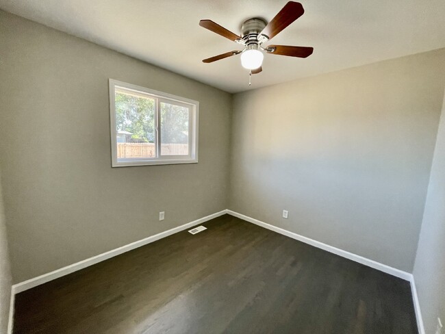 Foto del edificio - Charming 2-Bedroom Basement Unit with Priv...