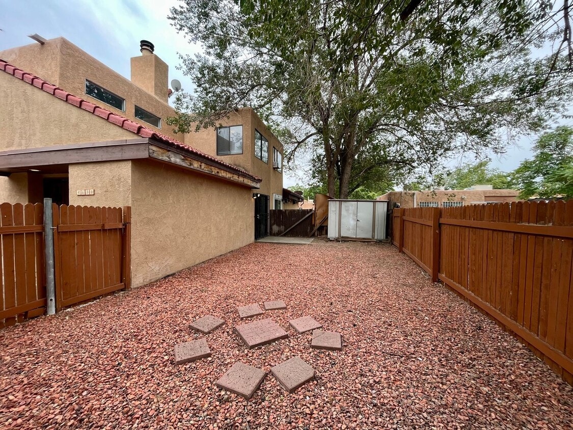 Foto del edificio - Cozy 3 Bedroom 2 Bathroom Townhouse In The NW!