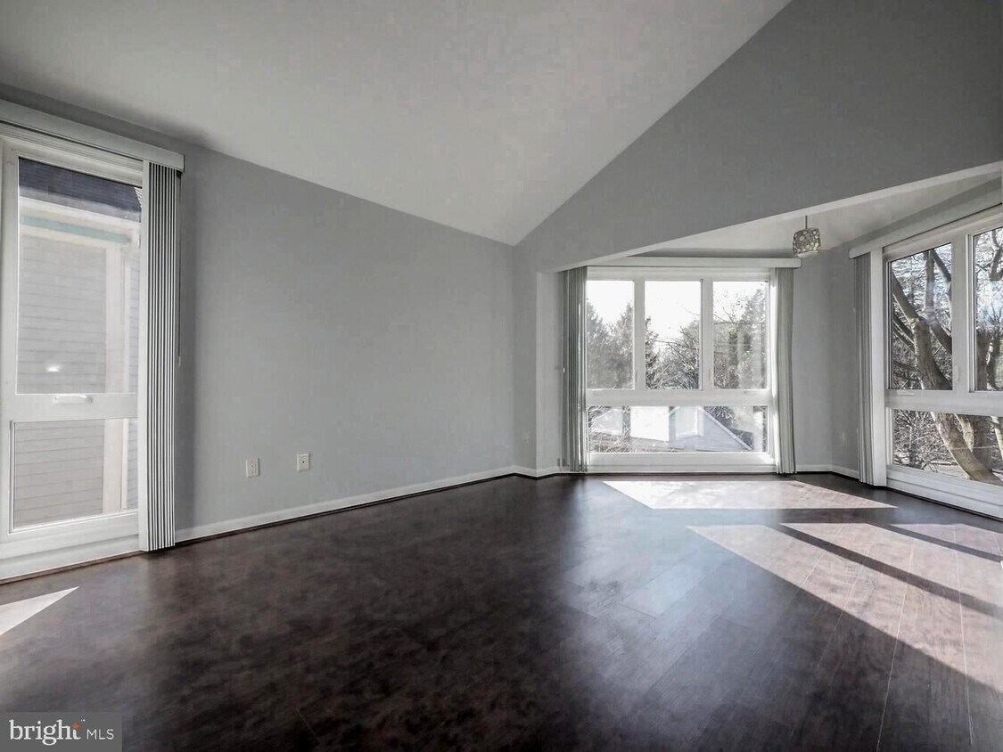 Foto principal - 5084 Dorsey Hall Dr