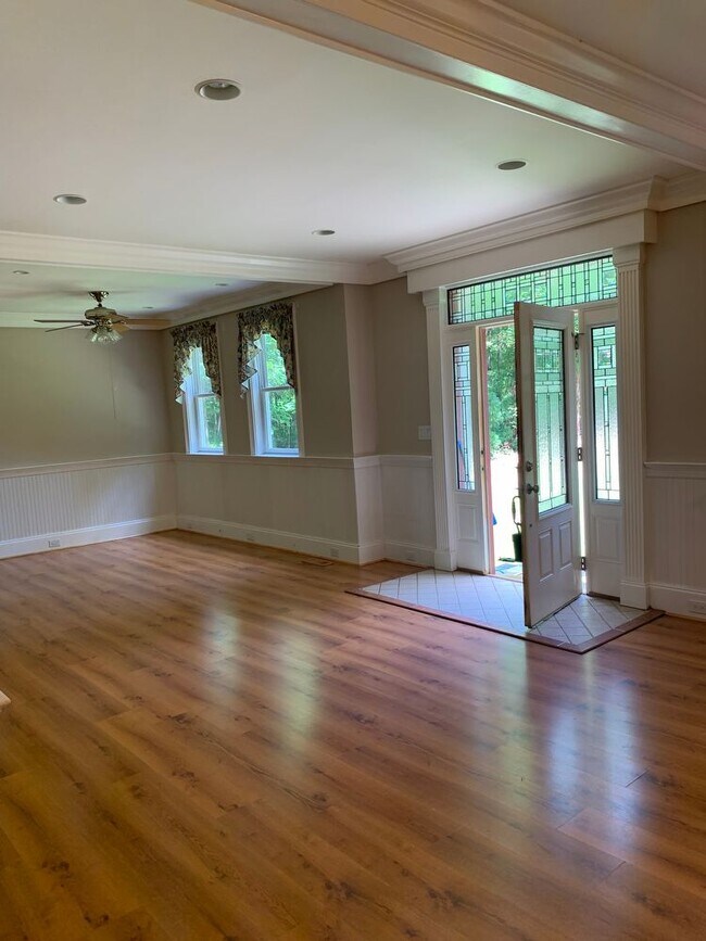 Foto del edificio - 136 W Point Dr