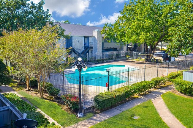 Building Photo - 9700 Leawood Blvd