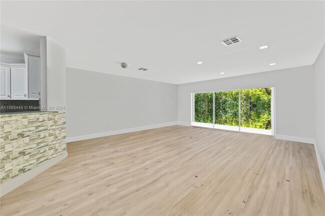 Building Photo - 10104 Royal Palm Blvd