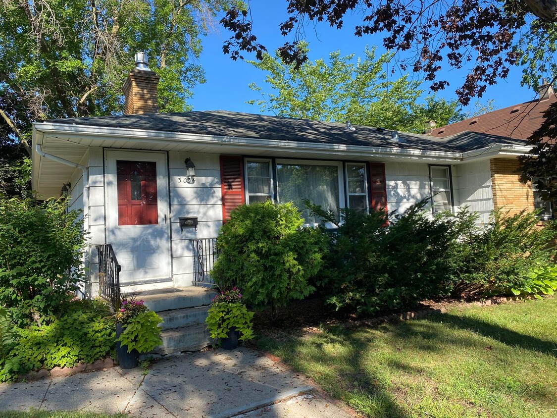 Primary Photo - Charming NE Ranch w/ Two Car Garage