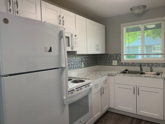 Primary Photo - Updated 2 bedroom ranch in north Loveland!...